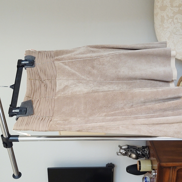 June beige suede skirt size 4. - Picture 4 of 6